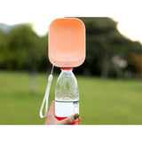 Présentation de la gourde vissée sur une bouteille